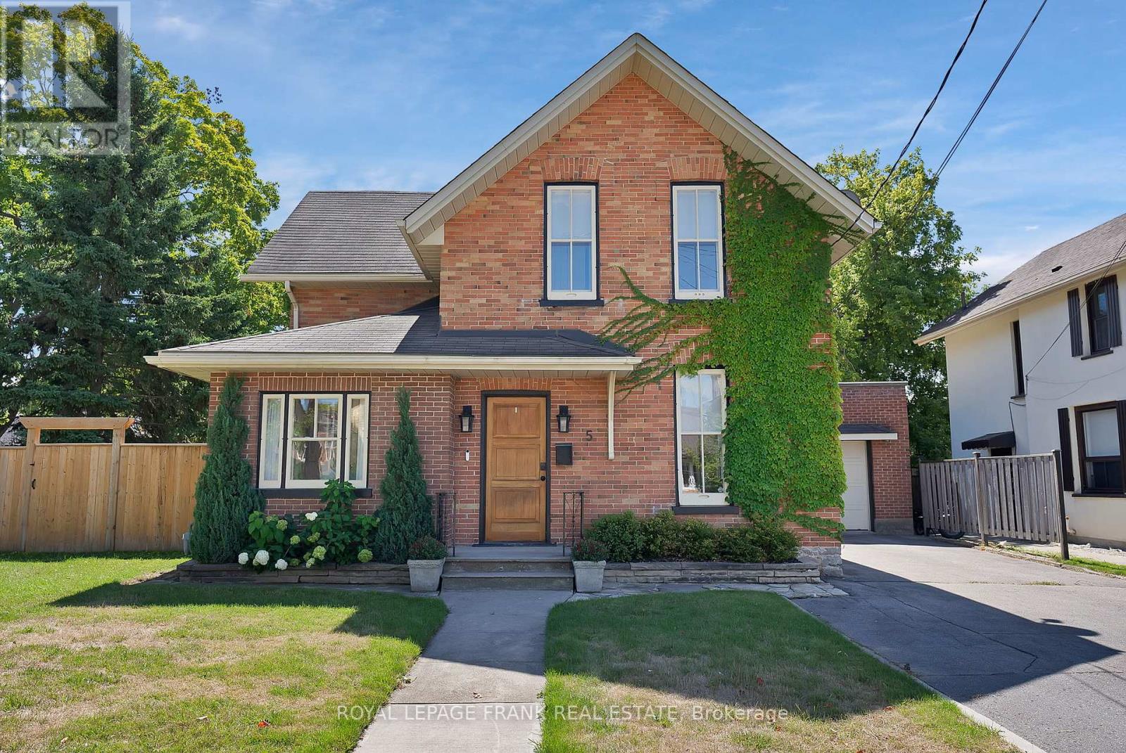 5 Glenelg Street E, Kawartha Lakes (Lindsay), Ontario  K9V 1Y5 - Photo 1 - X12368591