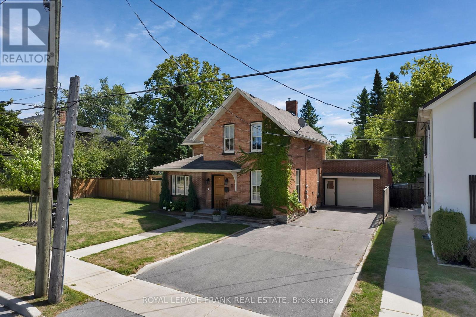 5 Glenelg Street E, Kawartha Lakes (Lindsay), Ontario  K9V 1Y5 - Photo 2 - X12368591