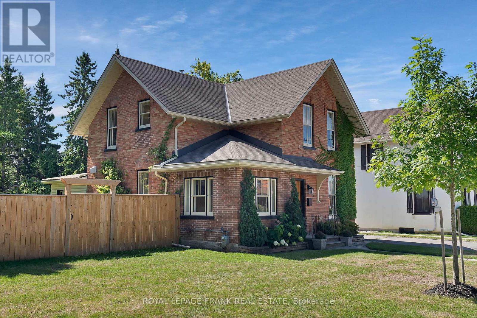 5 Glenelg Street E, Kawartha Lakes (Lindsay), Ontario  K9V 1Y5 - Photo 3 - X12368591