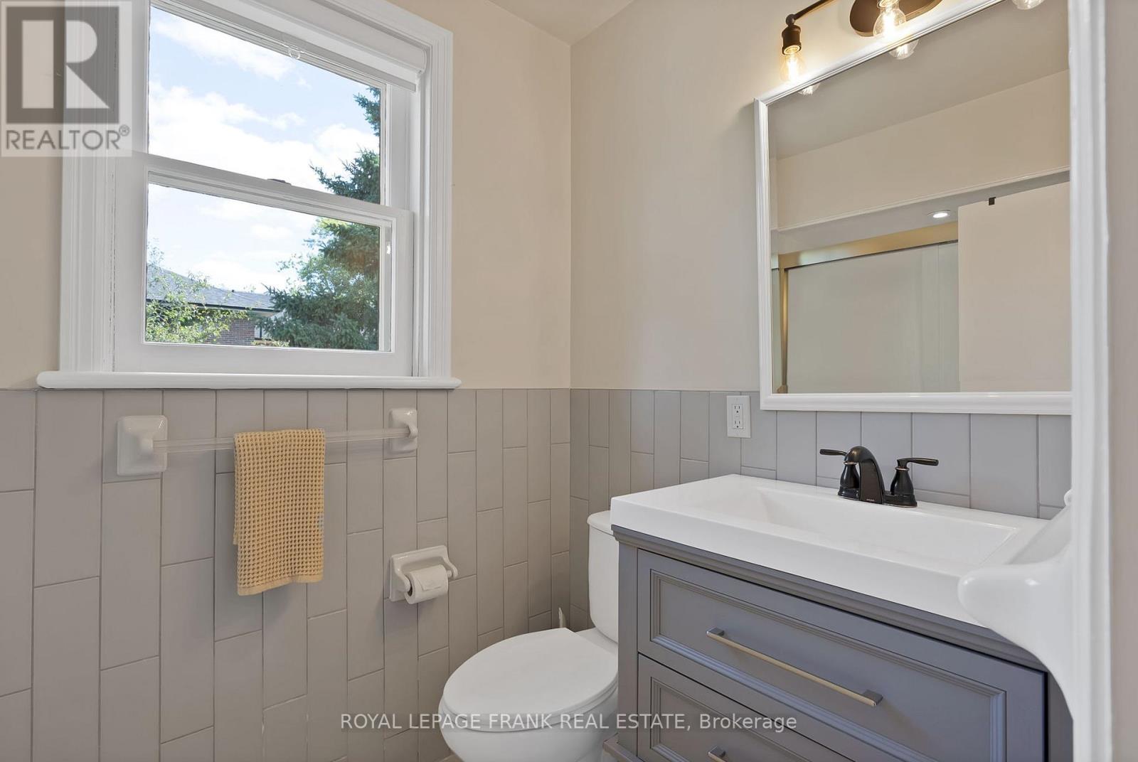 5 Glenelg Street E, Kawartha Lakes (Lindsay), Ontario  K9V 1Y5 - Photo 34 - X12368591