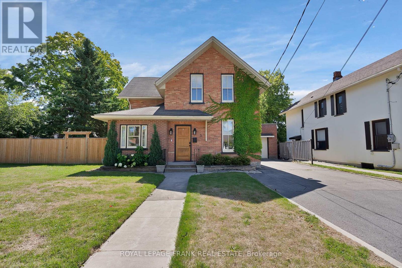 5 Glenelg Street E, Kawartha Lakes (Lindsay), Ontario  K9V 1Y5 - Photo 4 - X12368591