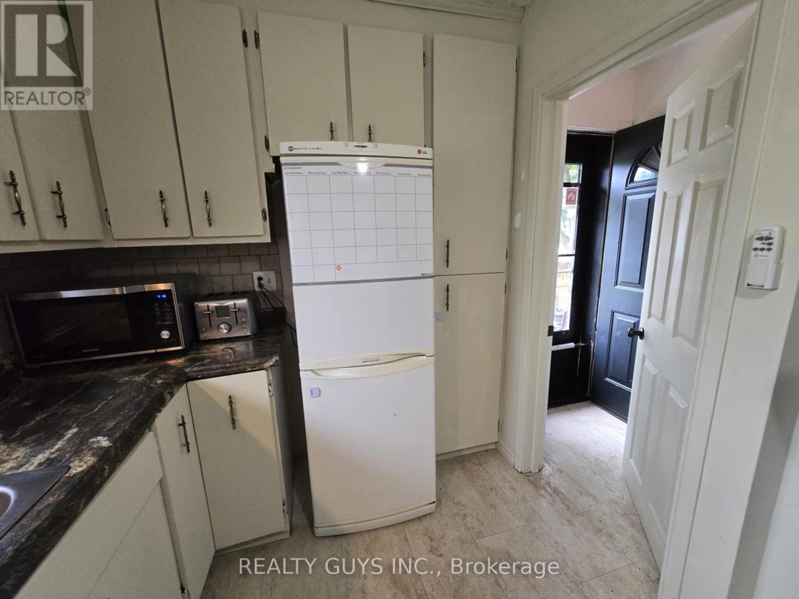 650 Crawford Drive, Peterborough (Otonabee Ward 1), Ontario  K9J 3W7 - Photo 8 - X12369005