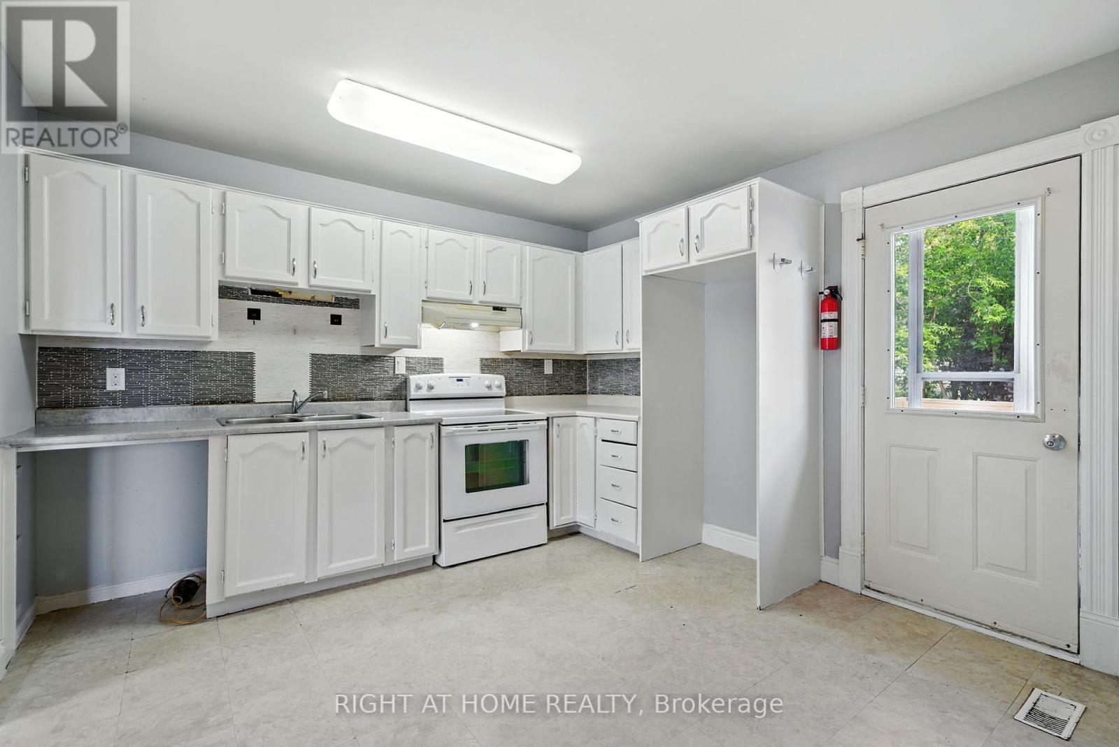 1045 High Street, Peterborough (Otonabee Ward 1), Ontario  K9J 5R8 - Photo 6 - X12369031