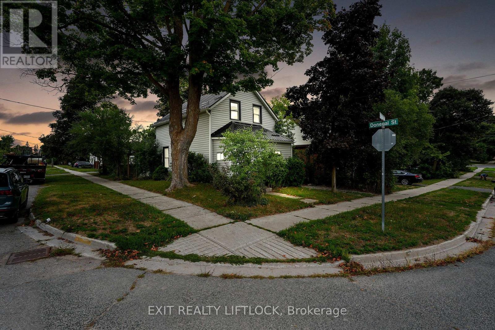 378 London Street, Peterborough Central (North), Ontario  K9H 2Z8 - Photo 1 - X12371150