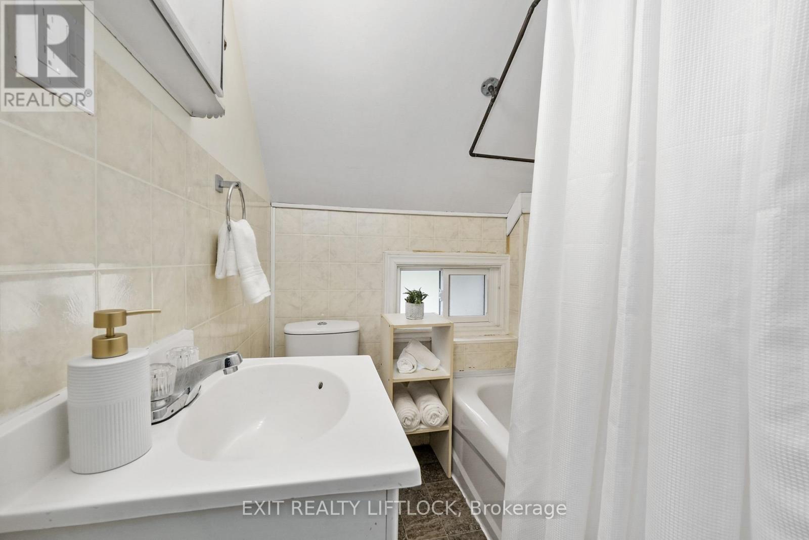 378 London Street, Peterborough Central (North), Ontario  K9H 2Z8 - Photo 16 - X12371150