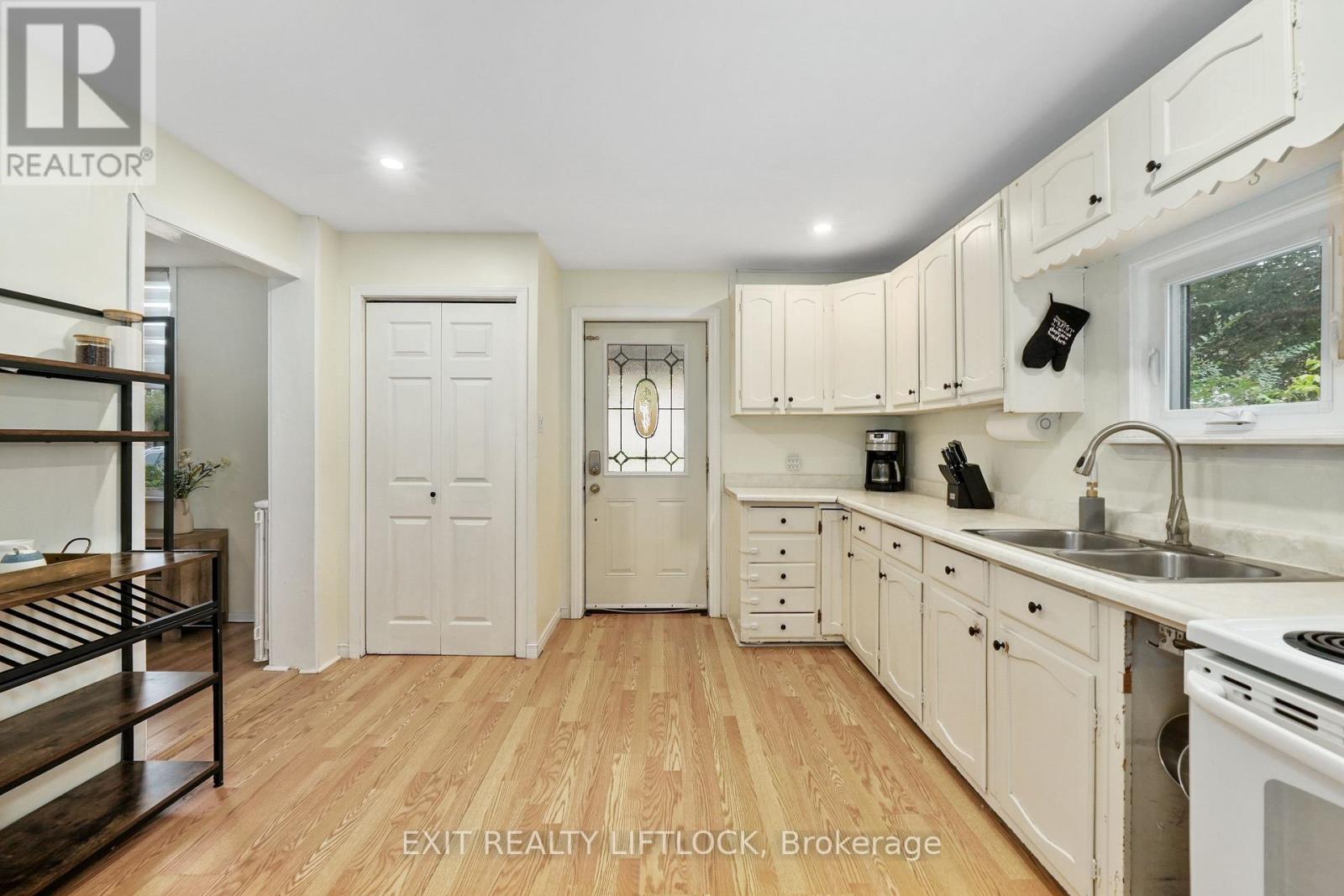 378 London Street, Peterborough Central (North), Ontario  K9H 2Z8 - Photo 4 - X12371150