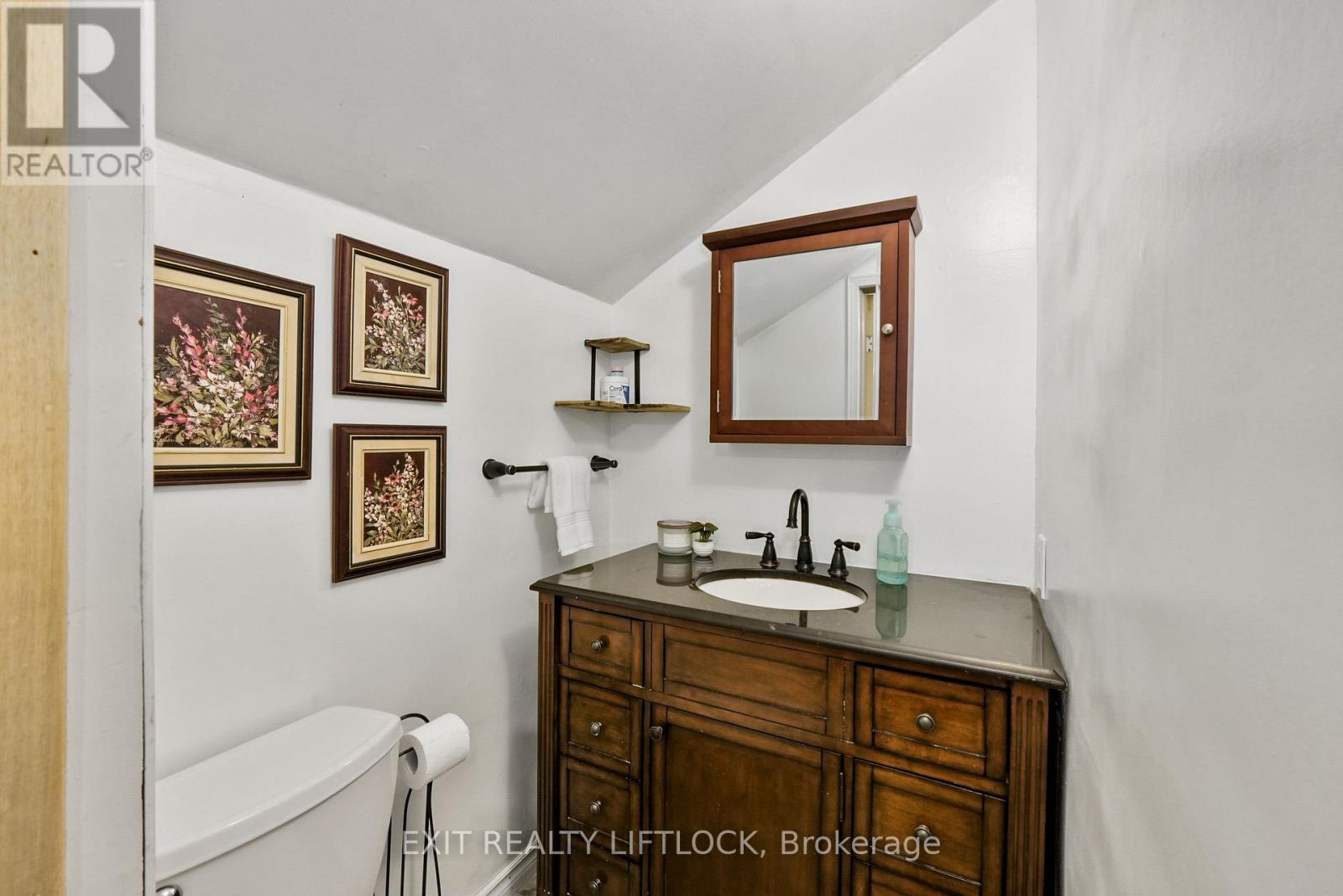 378 London Street, Peterborough Central (North), Ontario  K9H 2Z8 - Photo 7 - X12371150