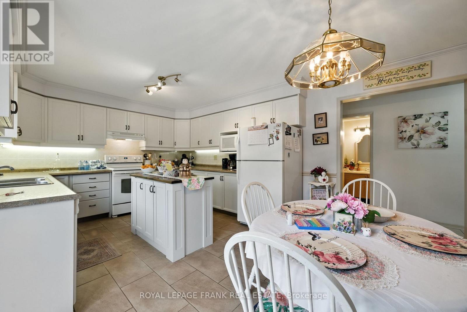 4 Sylvester Drive, Kawartha Lakes (Lindsay), Ontario  K9V 6E7 - Photo 19 - X12371547
