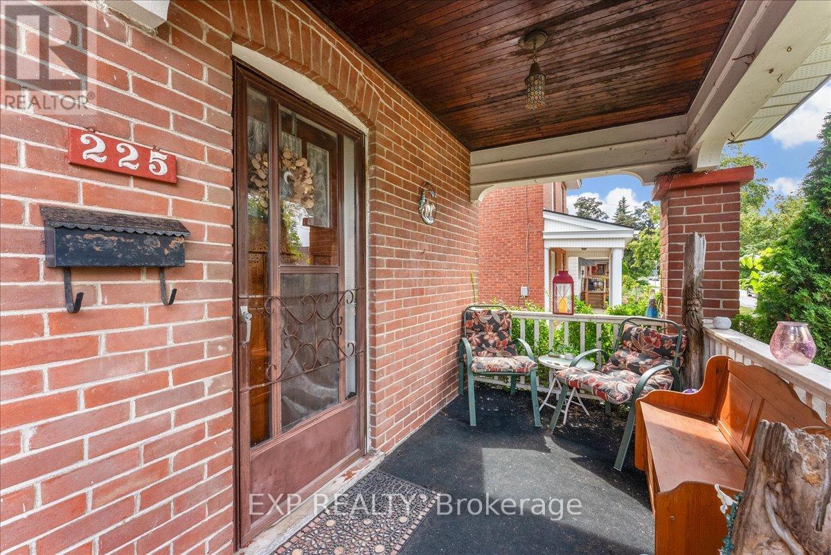 225 Mcgill Street, Peterborough (Otonabee Ward 1), Ontario  K9J 1W2 - Photo 4 - X12372668