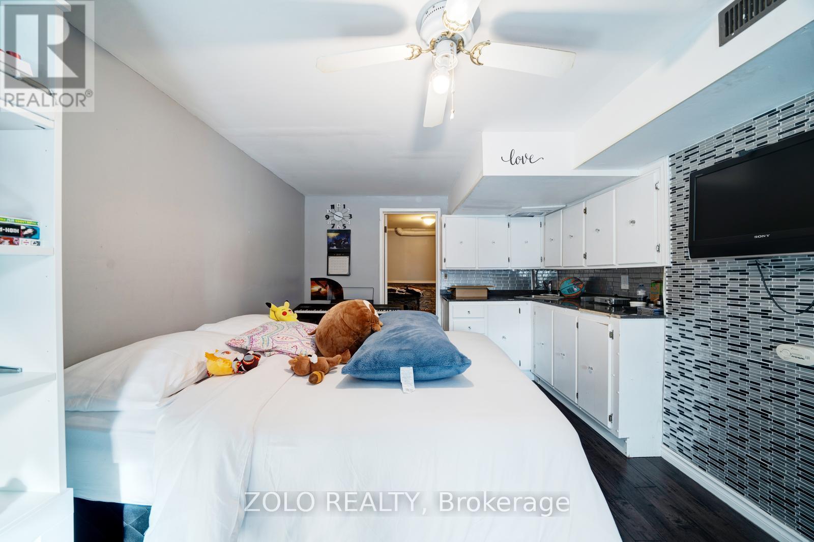 2048 Walker Avenue, Peterborough (Ashburnham Ward 4), Ontario  K9L 1S1 - Photo 8 - X12372909
