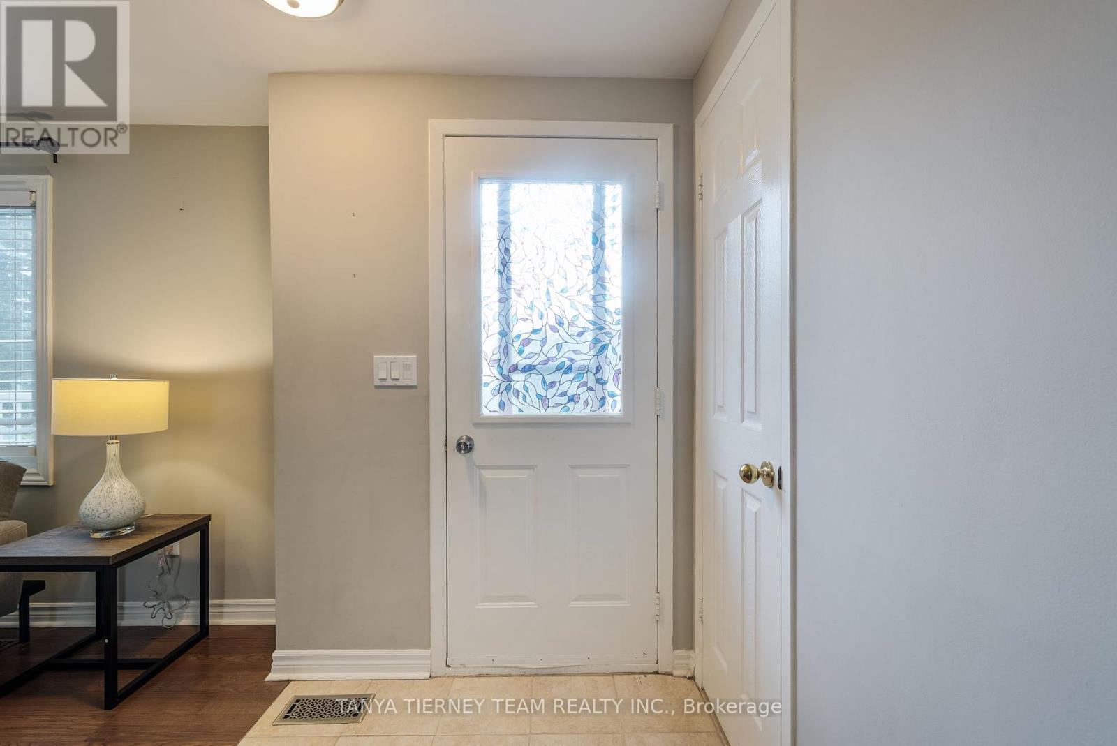18 The Cove Road, Clarington (Newcastle), Ontario  L1B 1B9 - Photo 5 - E12374315