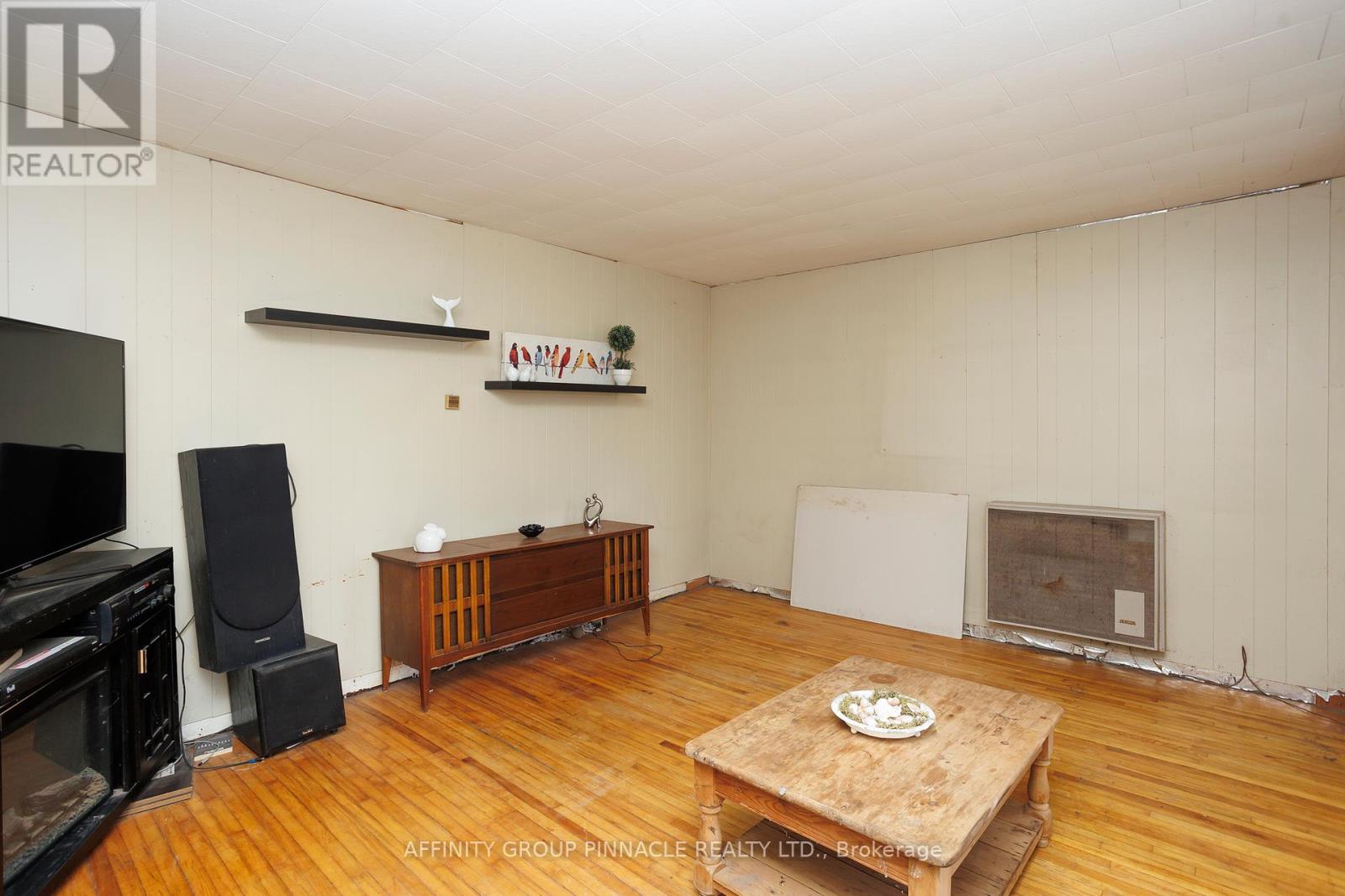 106 Russell Street W, Kawartha Lakes (Lindsay), Ontario  K9V 2X4 - Photo 13 - X12374372