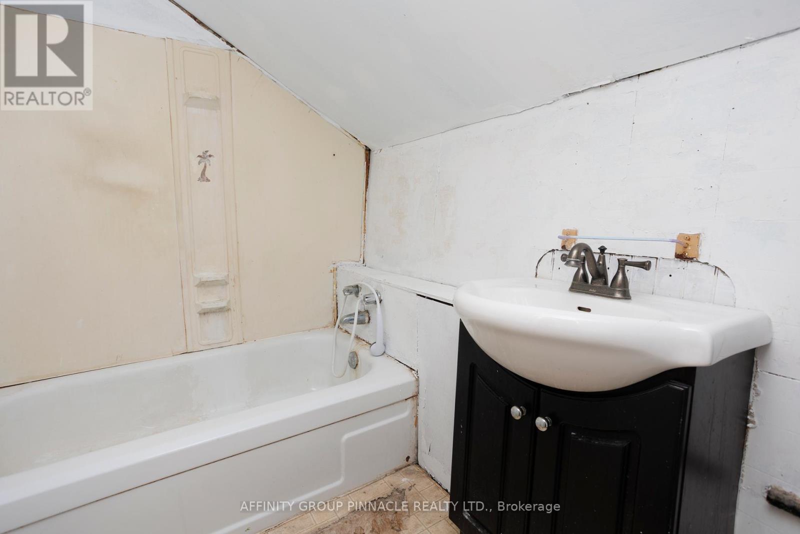 106 Russell Street W, Kawartha Lakes (Lindsay), Ontario  K9V 2X4 - Photo 21 - X12374372