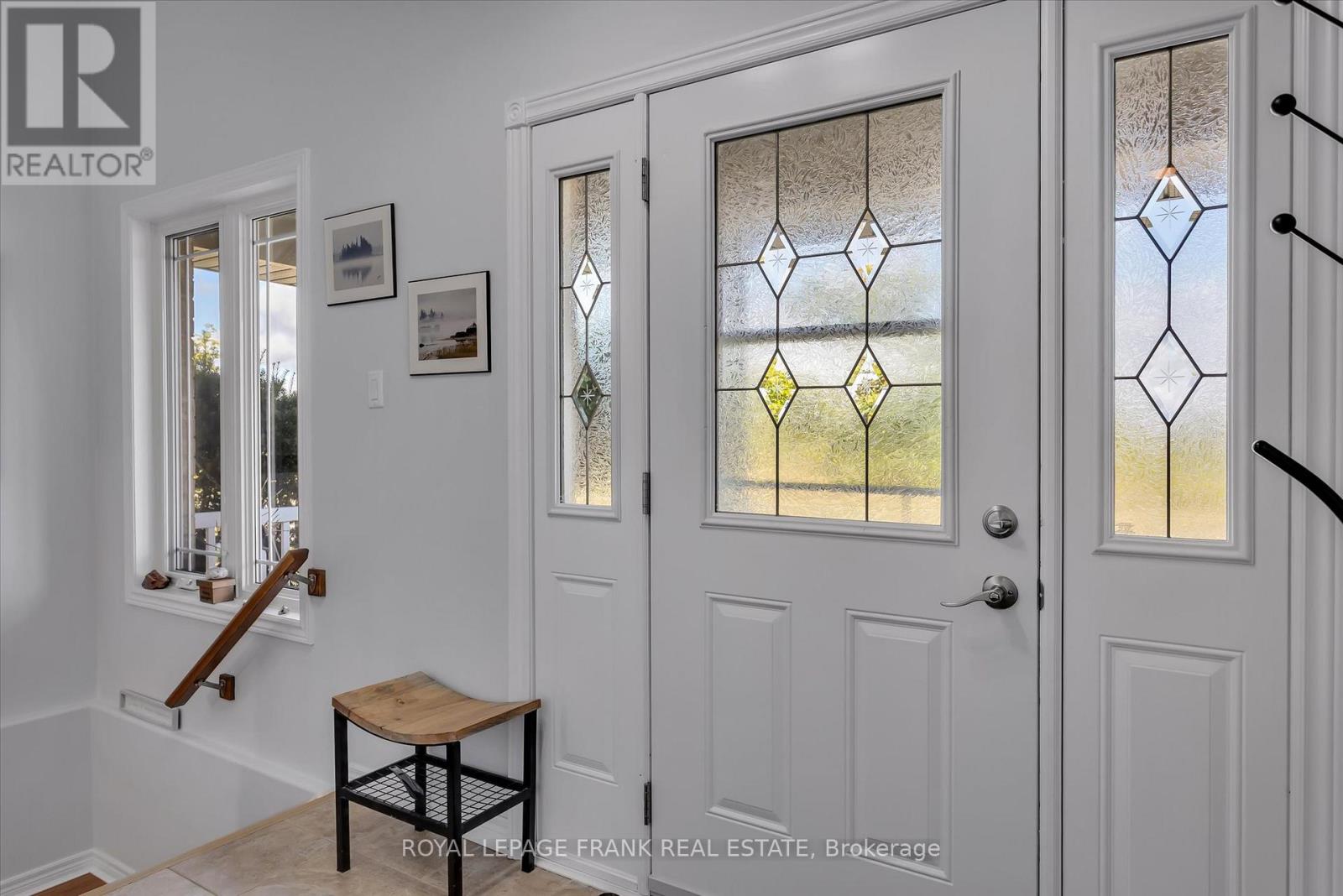 1542 Ireland Drive, Peterborough (Monaghan Ward 2), Ontario  K9K 2T2 - Photo 4 - X12374711