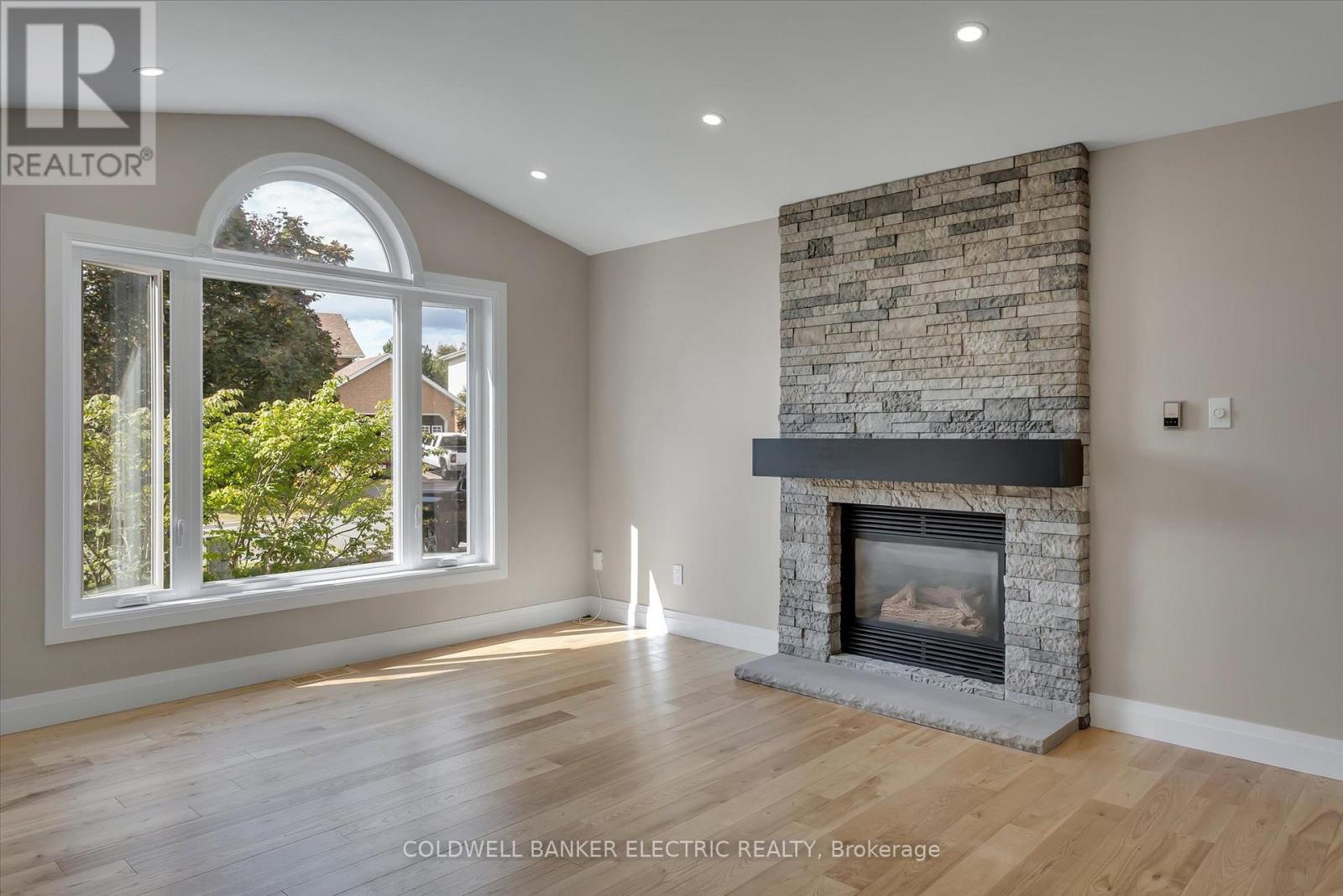 2225 Lorraine Drive, Peterborough (Northcrest Ward 5), Ontario  K9L 1Y6 - Photo 2 - X12374870