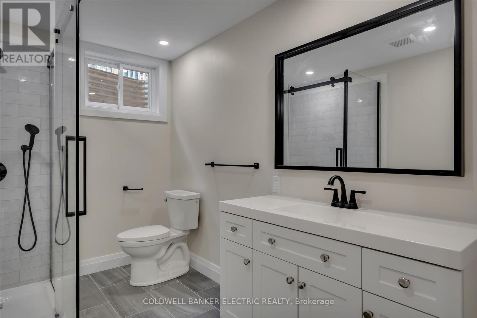 2225 Lorraine Drive, Peterborough (Northcrest Ward 5), Ontario  K9L 1Y6 - Photo 28 - X12374870