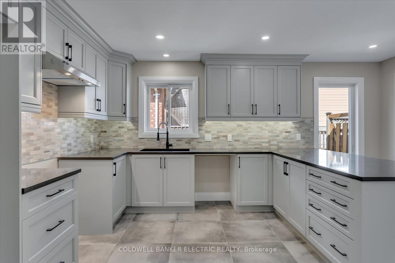 2225 Lorraine Drive, Peterborough (Northcrest Ward 5), Ontario  K9L 1Y6 - Photo 5 - X12374870