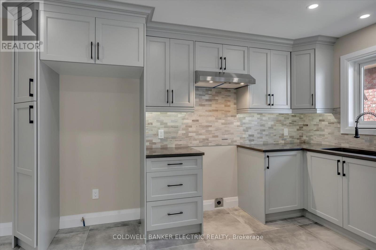 2225 Lorraine Drive, Peterborough (Northcrest Ward 5), Ontario  K9L 1Y6 - Photo 6 - X12374870