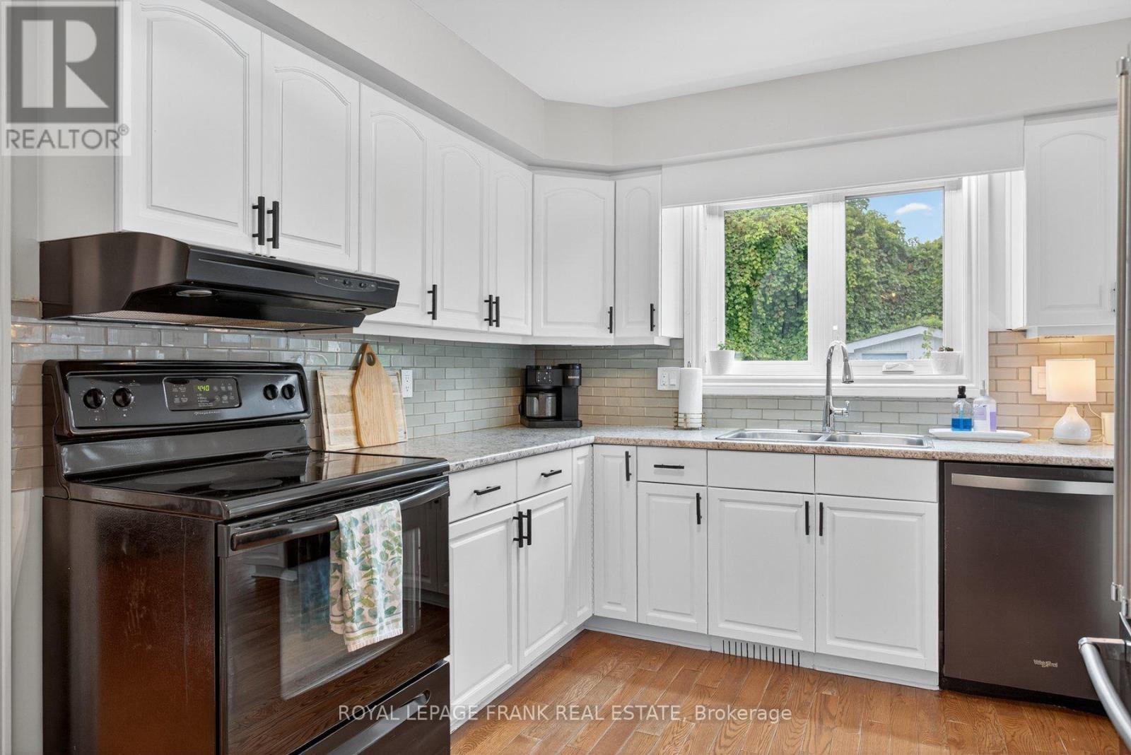 1805 Parkwood Circle, Peterborough (Monaghan Ward 2), Ontario  K9J 8C3 - Photo 11 - X12375360