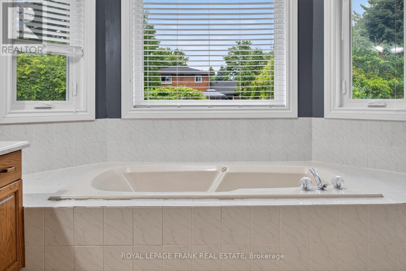1805 Parkwood Circle, Peterborough (Monaghan Ward 2), Ontario  K9J 8C3 - Photo 28 - X12375360