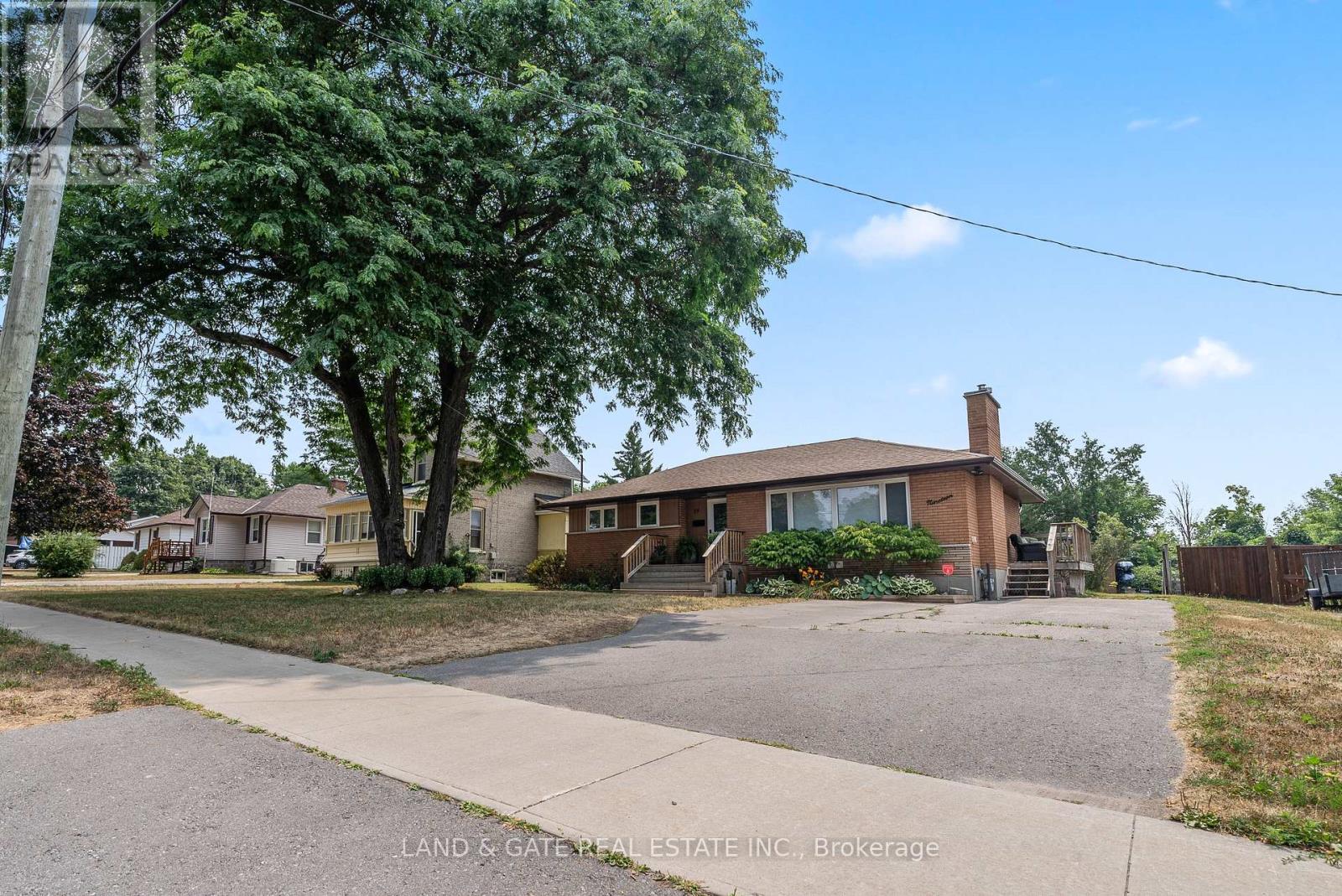 Lower - 19 Kawartha Drive, Kawartha Lakes (Lindsay), Ontario  K9V 1A6 - Photo 1 - X12376085