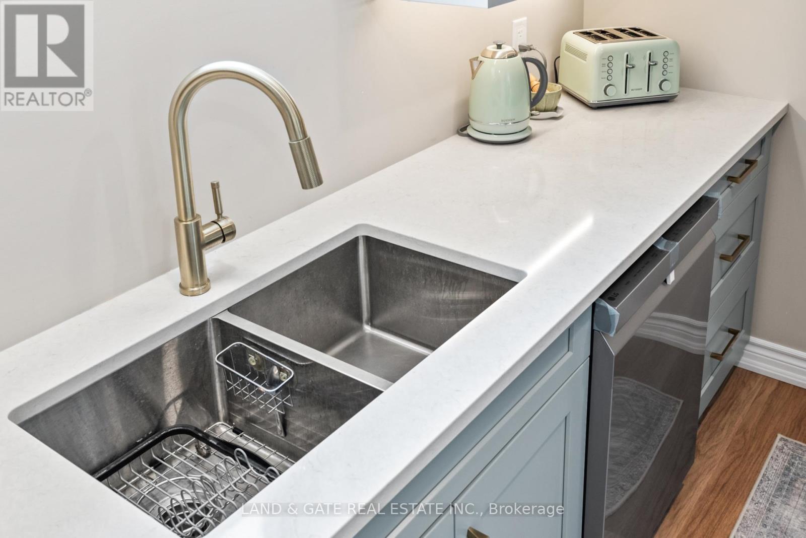 Lower - 19 Kawartha Drive, Kawartha Lakes (Lindsay), Ontario  K9V 1A6 - Photo 6 - X12376085