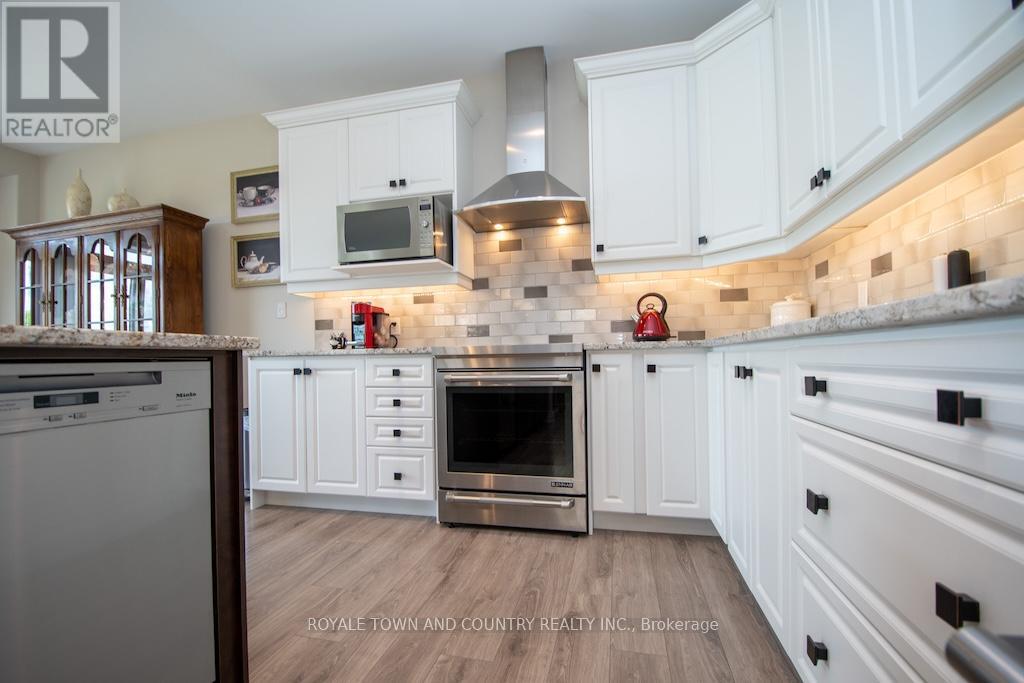 10 Silverbrook Avenue, Kawartha Lakes (Lindsay), Ontario  K9V 0L9 - Photo 16 - X12377263