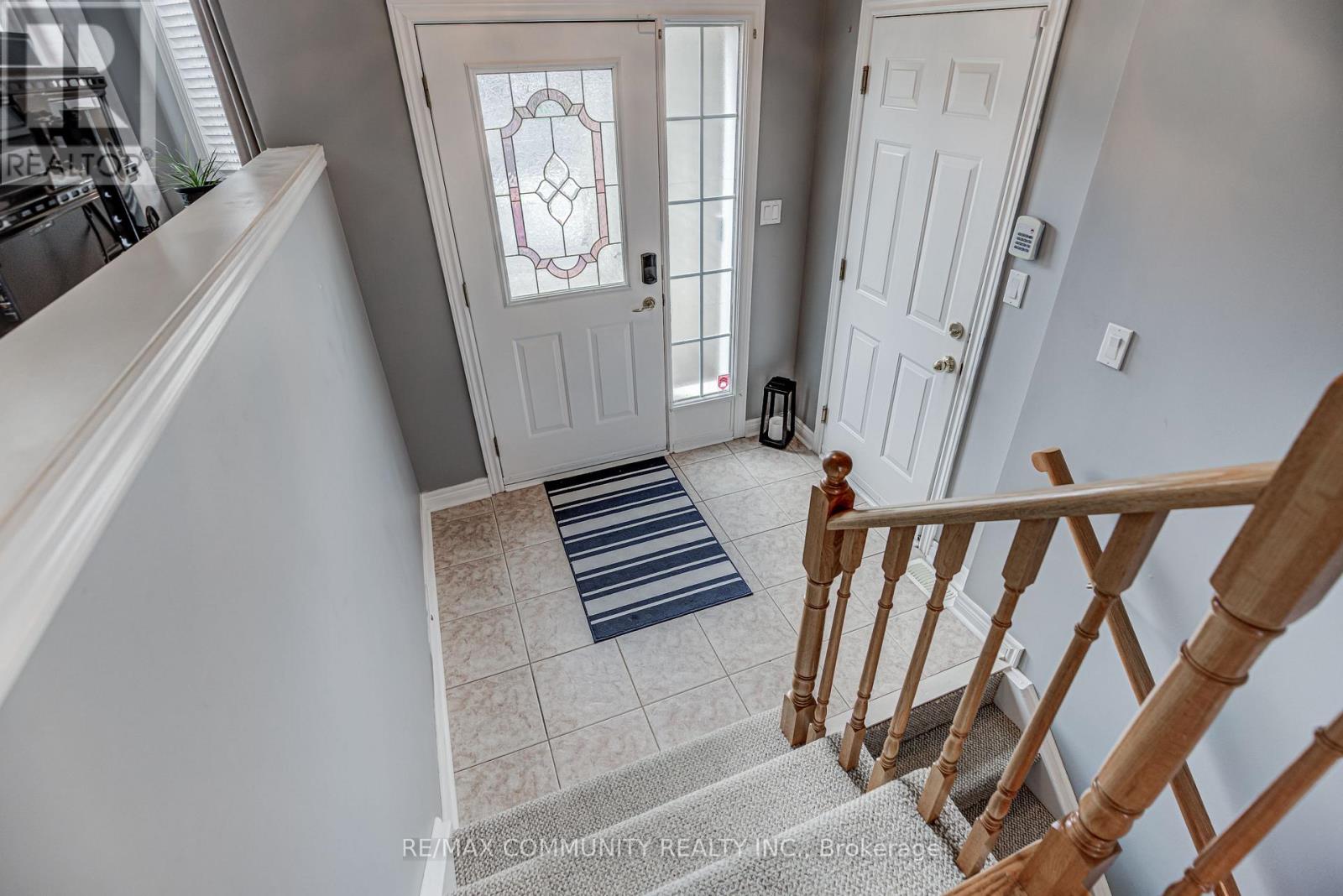 48 Bloom Avenue, Clarington (Newcastle), Ontario  L1B 1N6 - Photo 2 - E12378137
