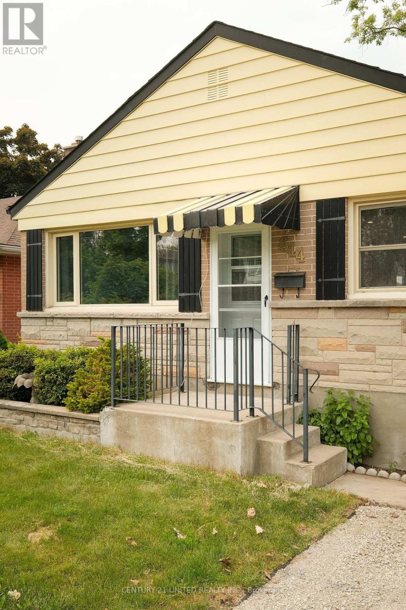 644 Crawford Drive, Peterborough (Otonabee Ward 1), Ontario  K9J 3W6 - Photo 2 - X12380220