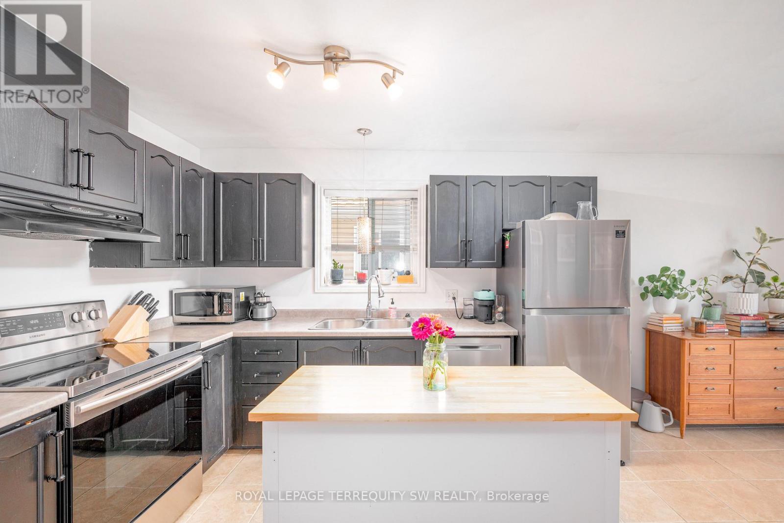 19 Laurent Boulevard, Kawartha Lakes (Lindsay), Ontario  K9V 6G3 - Photo 10 - X12380063