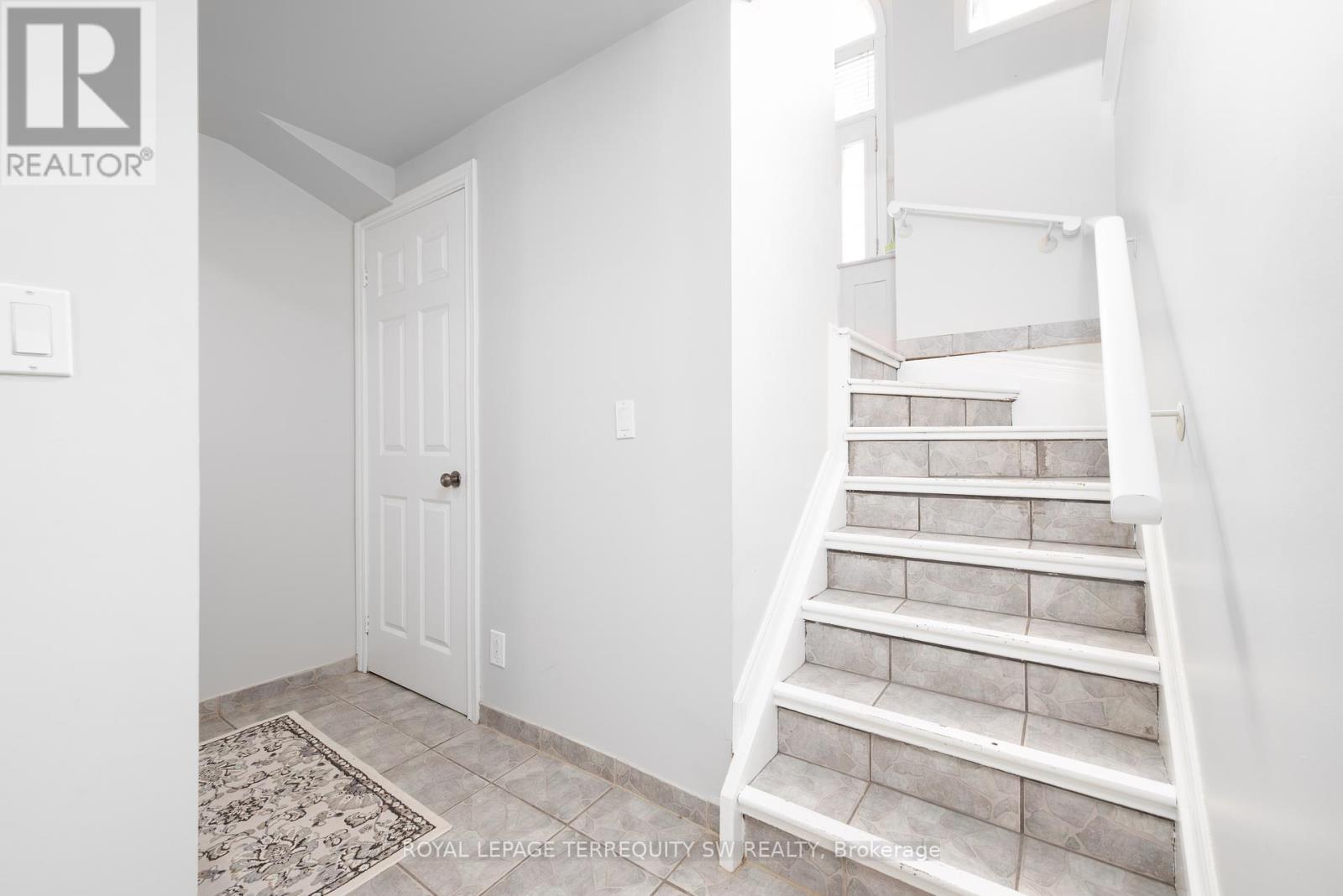 19 Laurent Boulevard, Kawartha Lakes (Lindsay), Ontario  K9V 6G3 - Photo 18 - X12380063