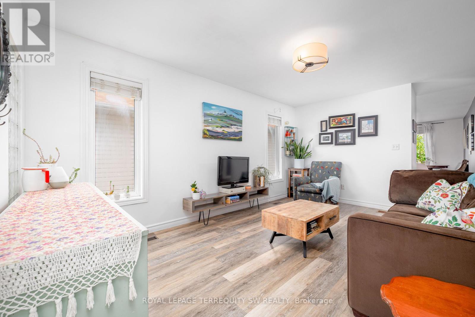 19 Laurent Boulevard, Kawartha Lakes (Lindsay), Ontario  K9V 6G3 - Photo 5 - X12380063