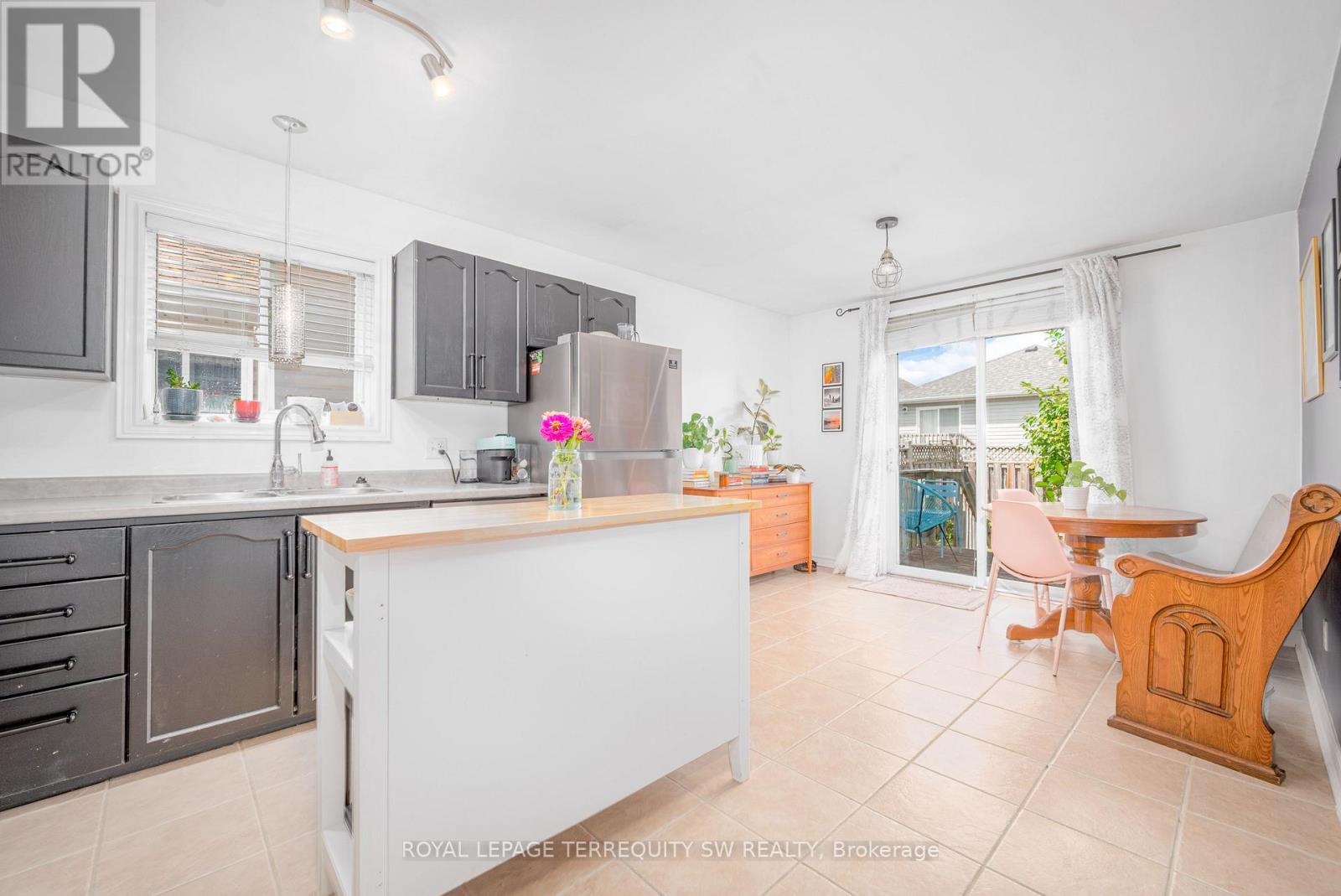 19 Laurent Boulevard, Kawartha Lakes (Lindsay), Ontario  K9V 6G3 - Photo 7 - X12380063