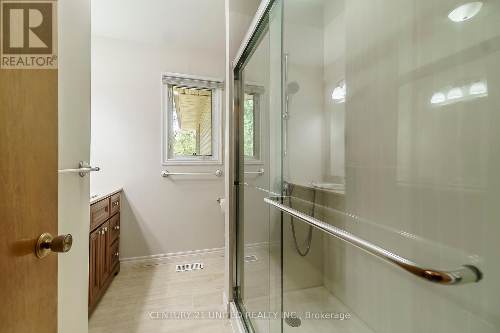 1246 Franklin Drive, Peterborough (Northcrest Ward 5), Ontario  K9H 6Z4 - Photo 16 - X12380286