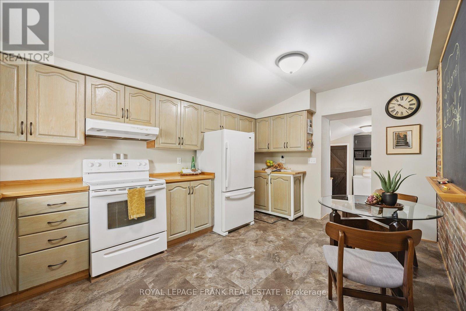 29 Ridout Street, Kawartha Lakes (Lindsay), Ontario  K9V 2B4 - Photo 12 - X12380649