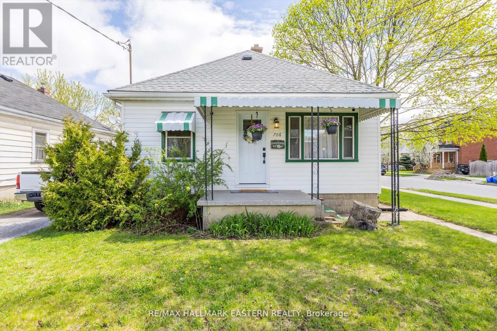 706 Monaghan Road, Peterborough (Otonabee Ward 1), Ontario  K9J 5J8 - Photo 1 - X12381378