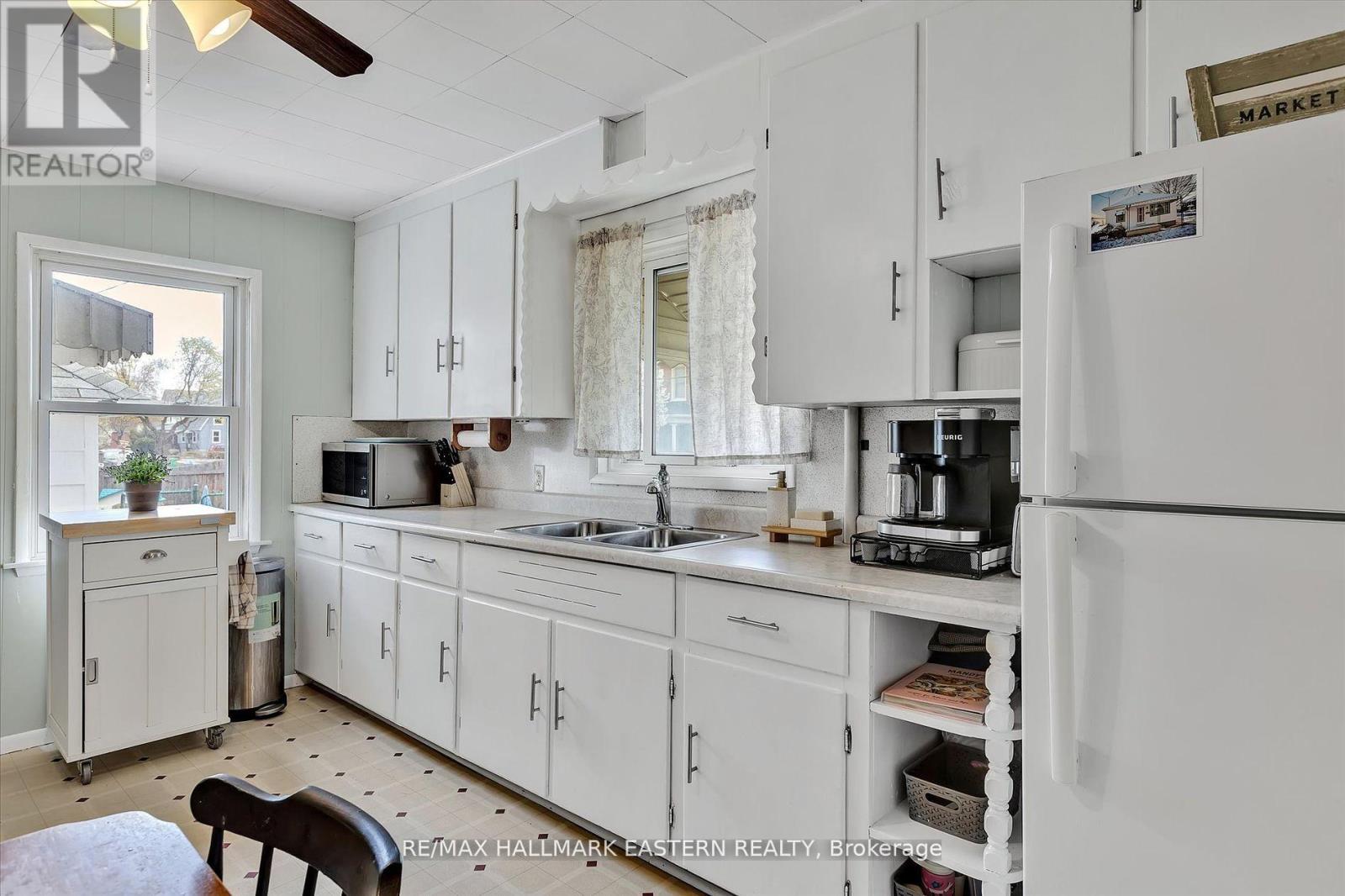 706 Monaghan Road, Peterborough (Otonabee Ward 1), Ontario  K9J 5J8 - Photo 10 - X12381378
