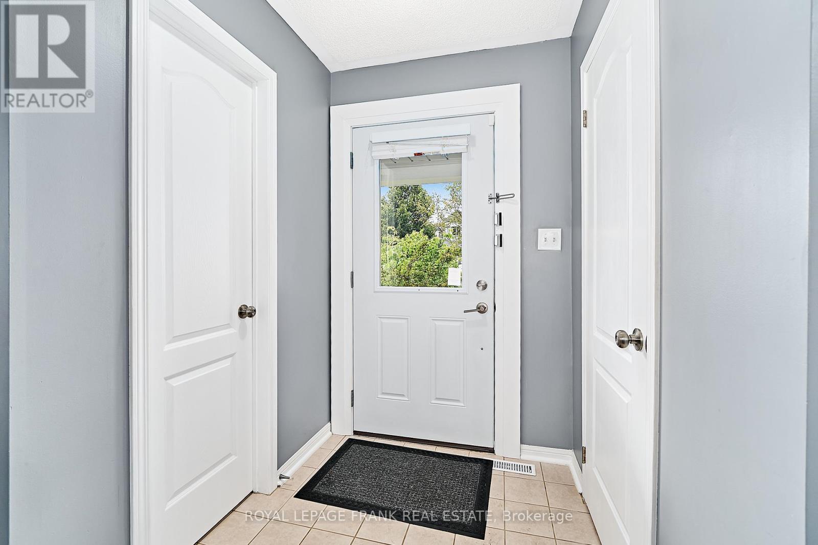 29 Carveth Crescent, Clarington (Newcastle), Ontario  L1B 1N3 - Photo 4 - E12382117