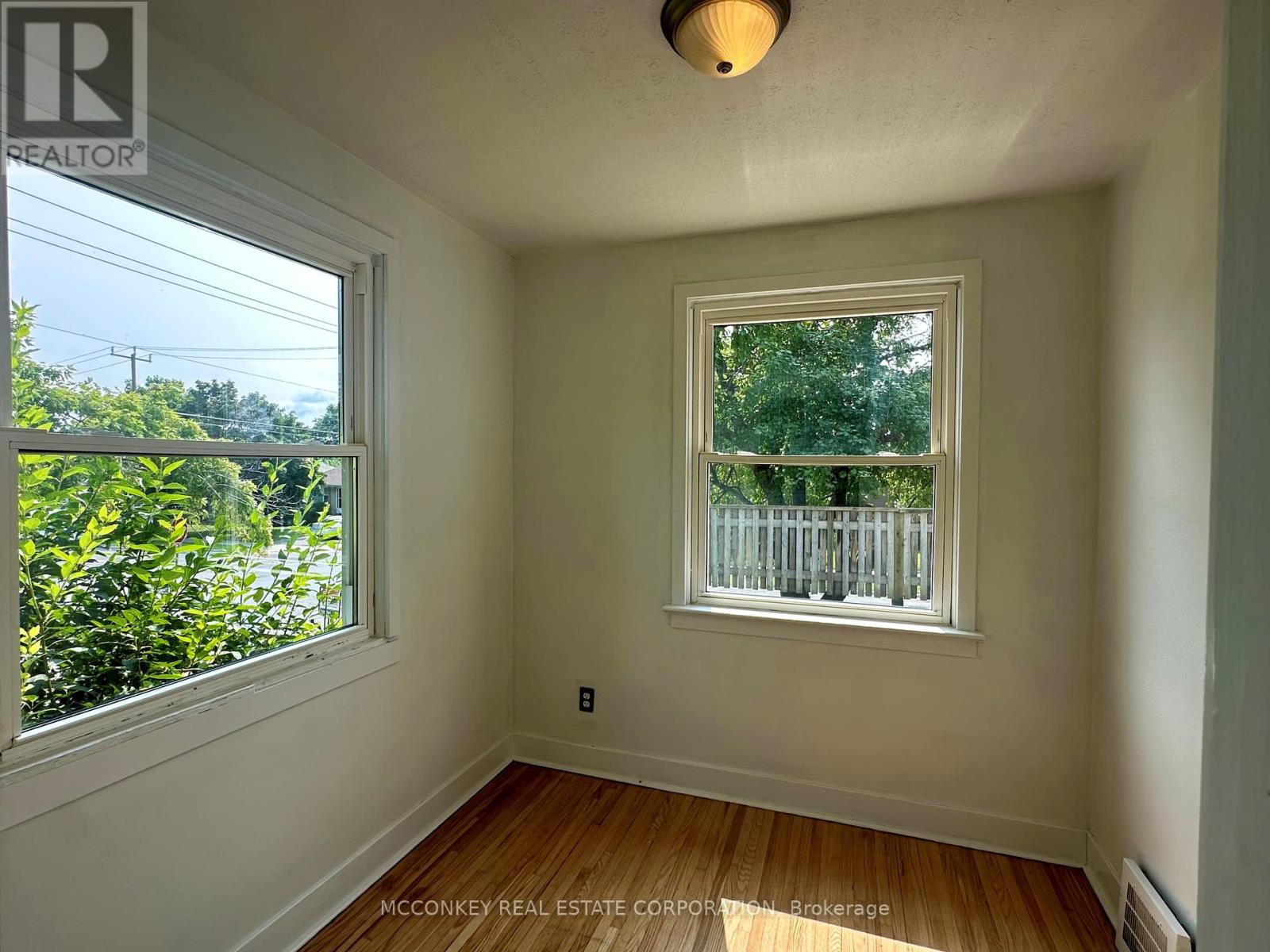 1033 Western Avenue, Peterborough (Otonabee Ward 1), Ontario  K9J 5W5 - Photo 10 - X12382208