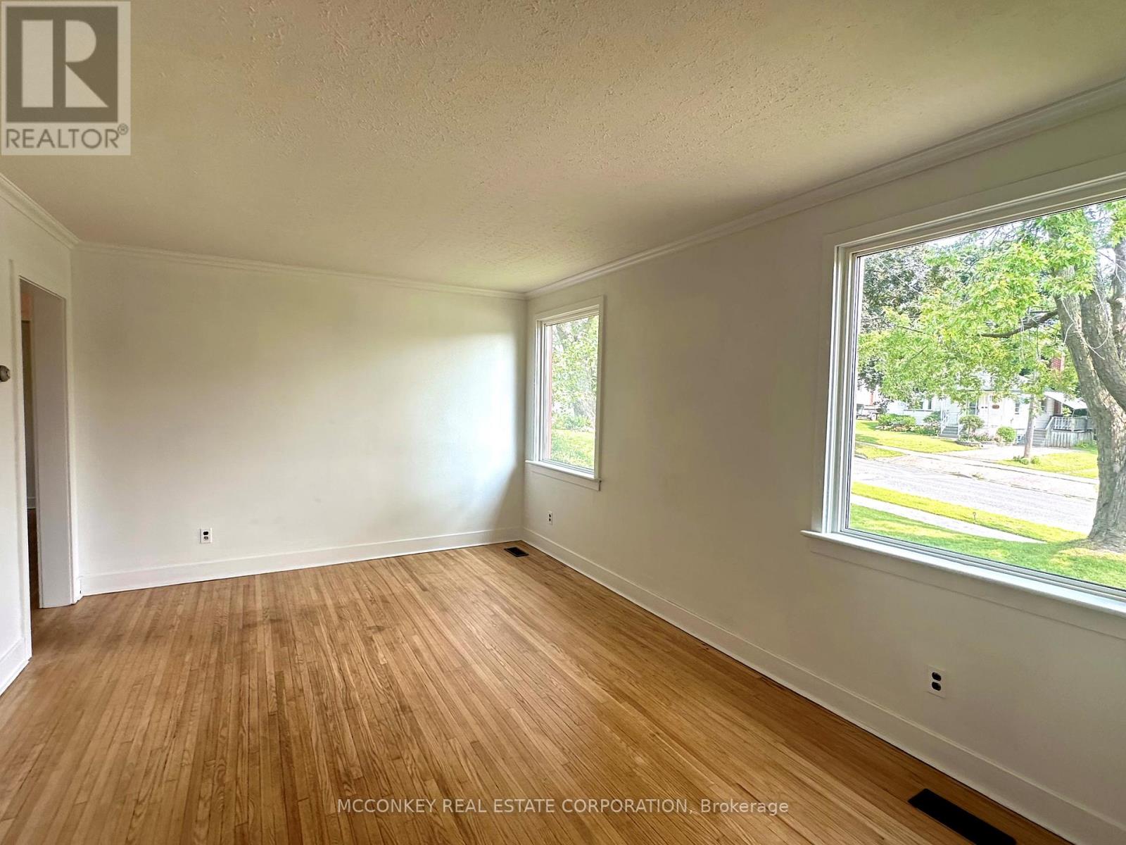 1033 Western Avenue, Peterborough (Otonabee Ward 1), Ontario  K9J 5W5 - Photo 11 - X12382208