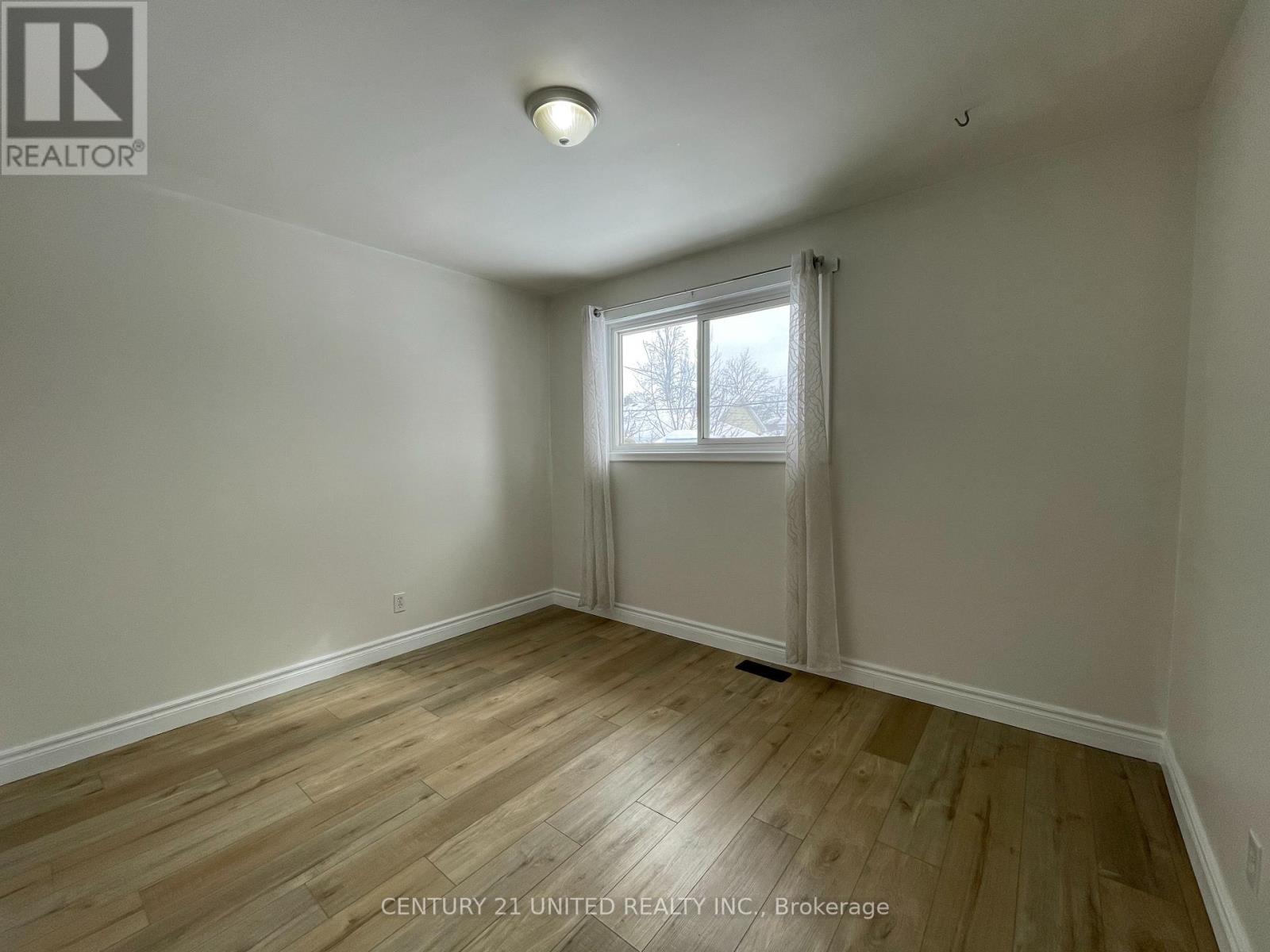 Upper - 431 O'connell Road, Peterborough (Otonabee Ward 1), Ontario  K9J 4E1 - Photo 9 - X12383252