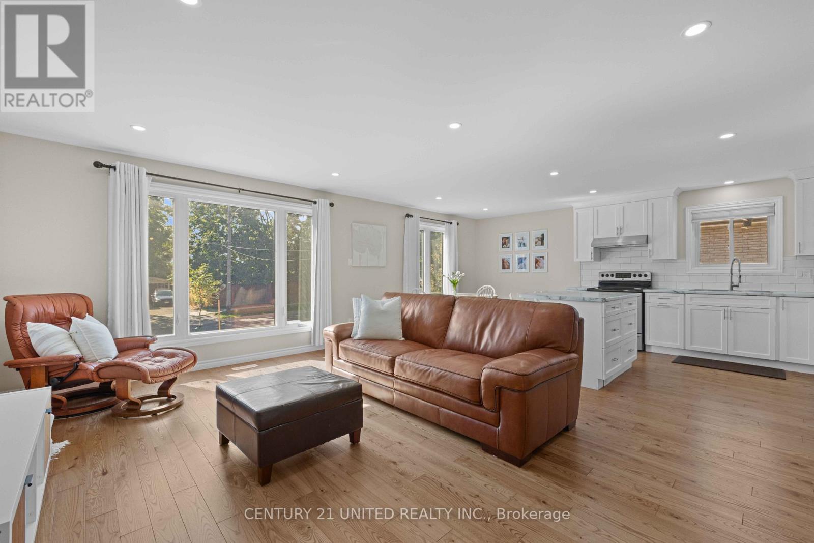 392 Wellington Street, Peterborough (Northcrest Ward 5), Ontario  K9H 5C2 - Photo 2 - X12383645