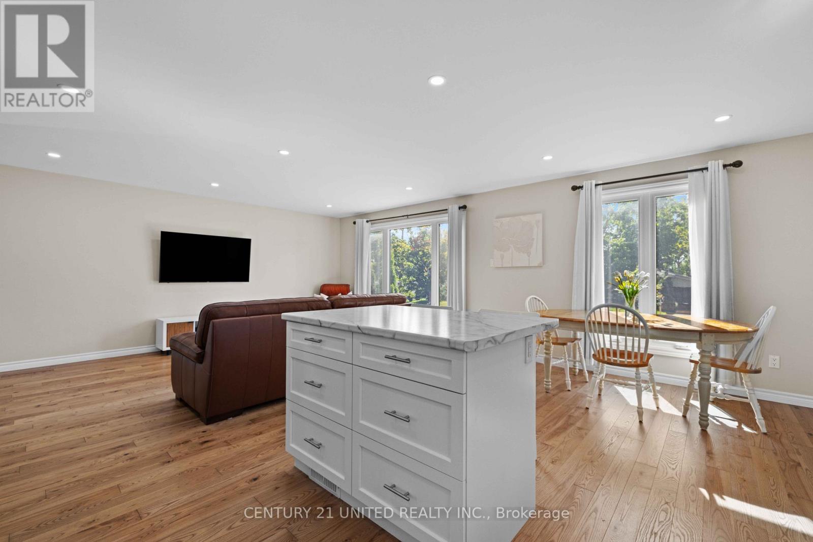 392 Wellington Street, Peterborough (Northcrest Ward 5), Ontario  K9H 5C2 - Photo 6 - X12383645