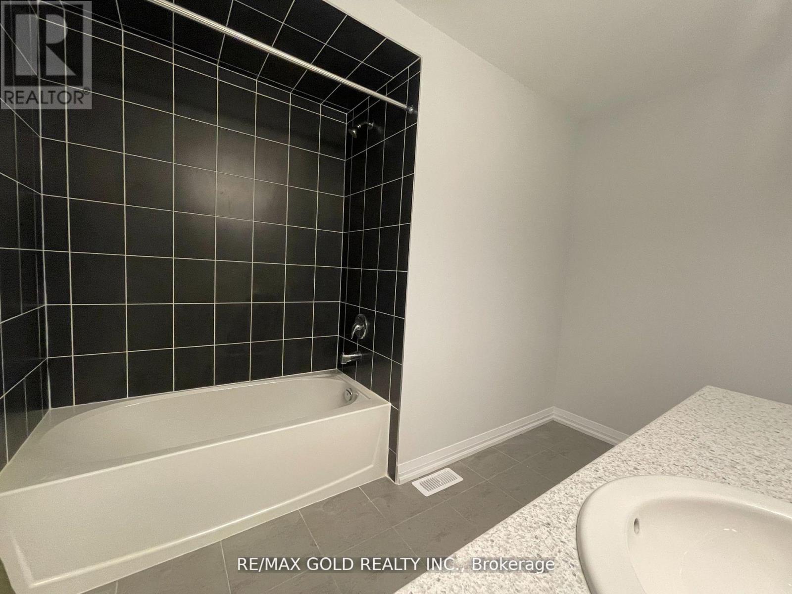 102 Corley Street, Kawartha Lakes (Lindsay), Ontario  K9V 6C2 - Photo 17 - X12383780