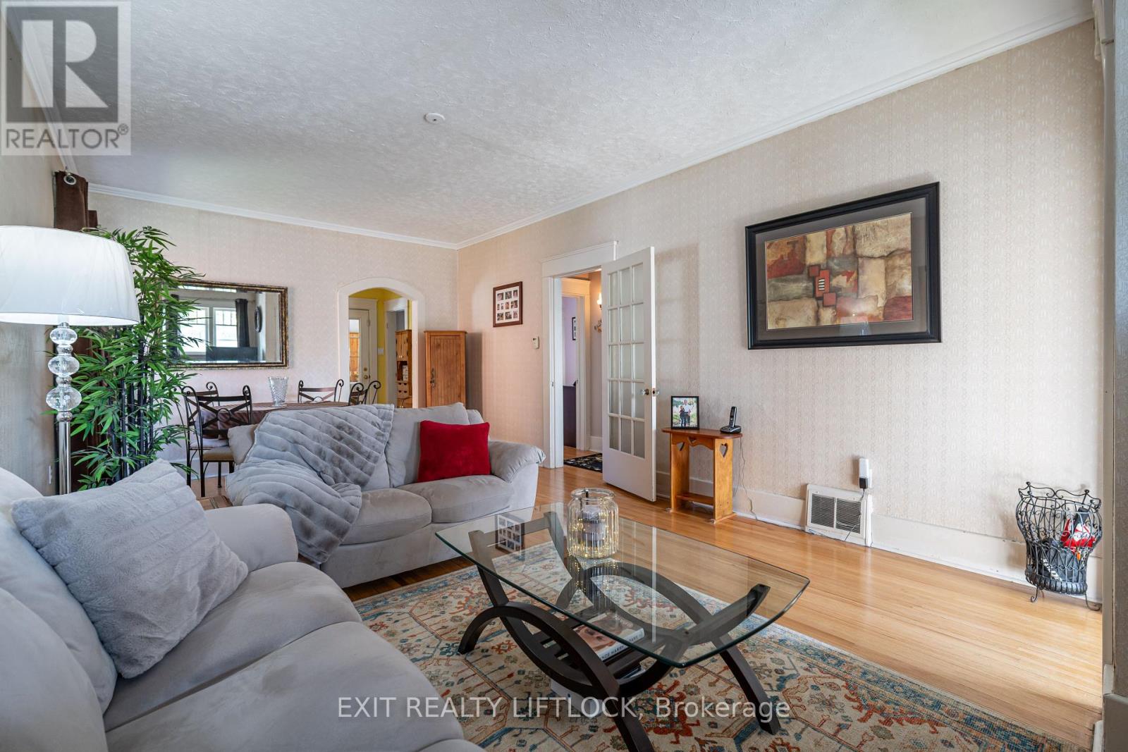 544 Douglas Avenue, Peterborough (Town Ward 3), Ontario  K9J 4L1 - Photo 7 - X12387627