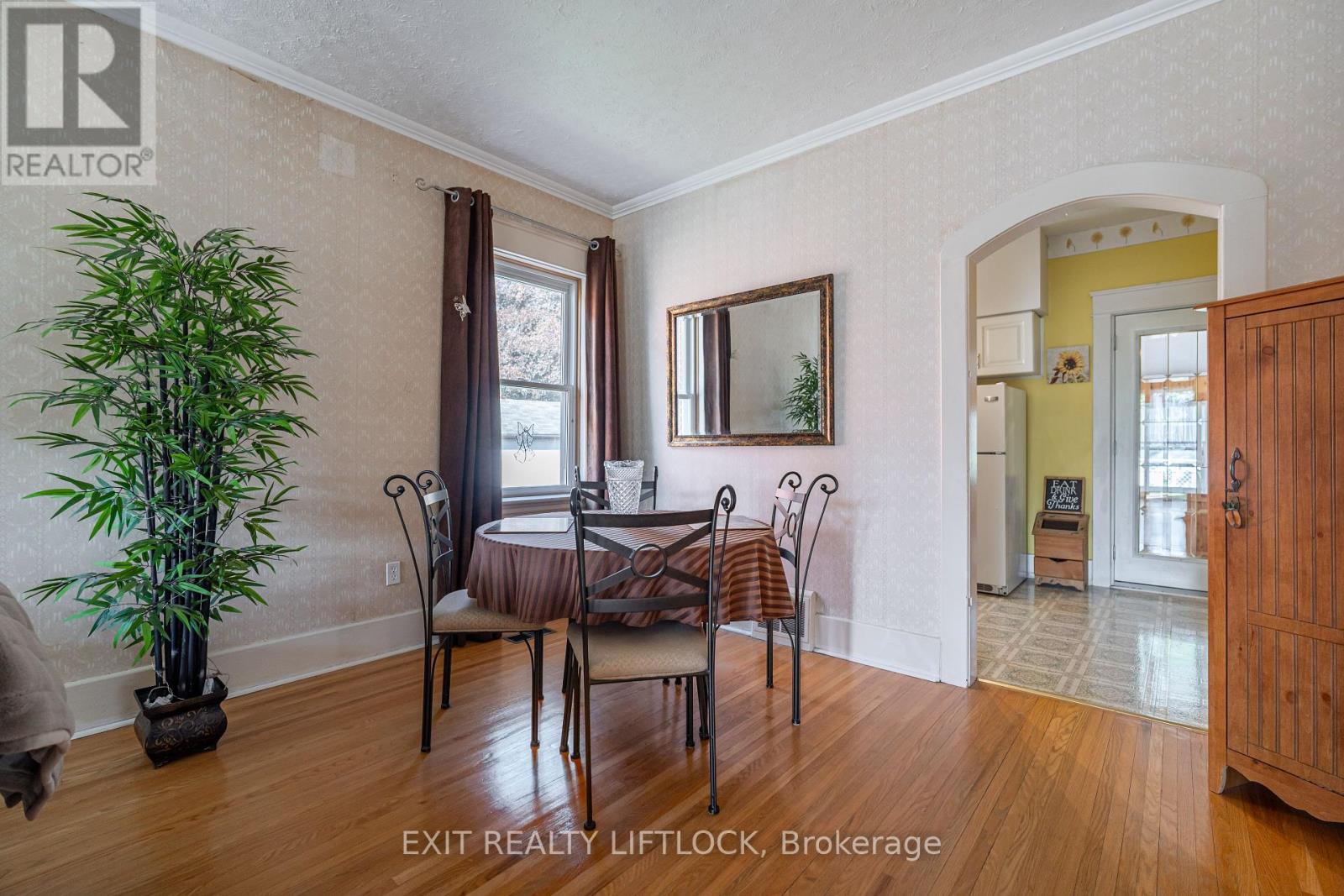 544 Douglas Avenue, Peterborough (Town Ward 3), Ontario  K9J 4L1 - Photo 9 - X12387627