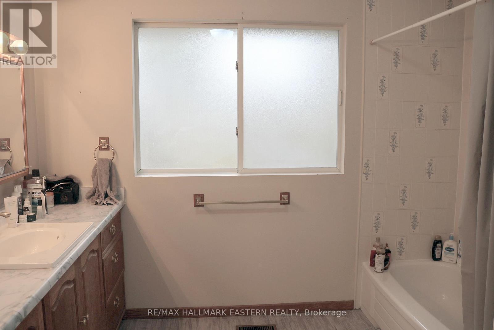 350 Dominion Crescent, Peterborough (Northcrest Ward 5), Ontario  K9H 5H1 - Photo 18 - X12388327