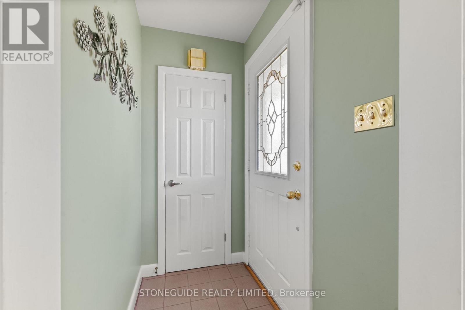 5 Armour Court, Kawartha Lakes (Lindsay), Ontario  K9V 1N9 - Photo 5 - X12388488