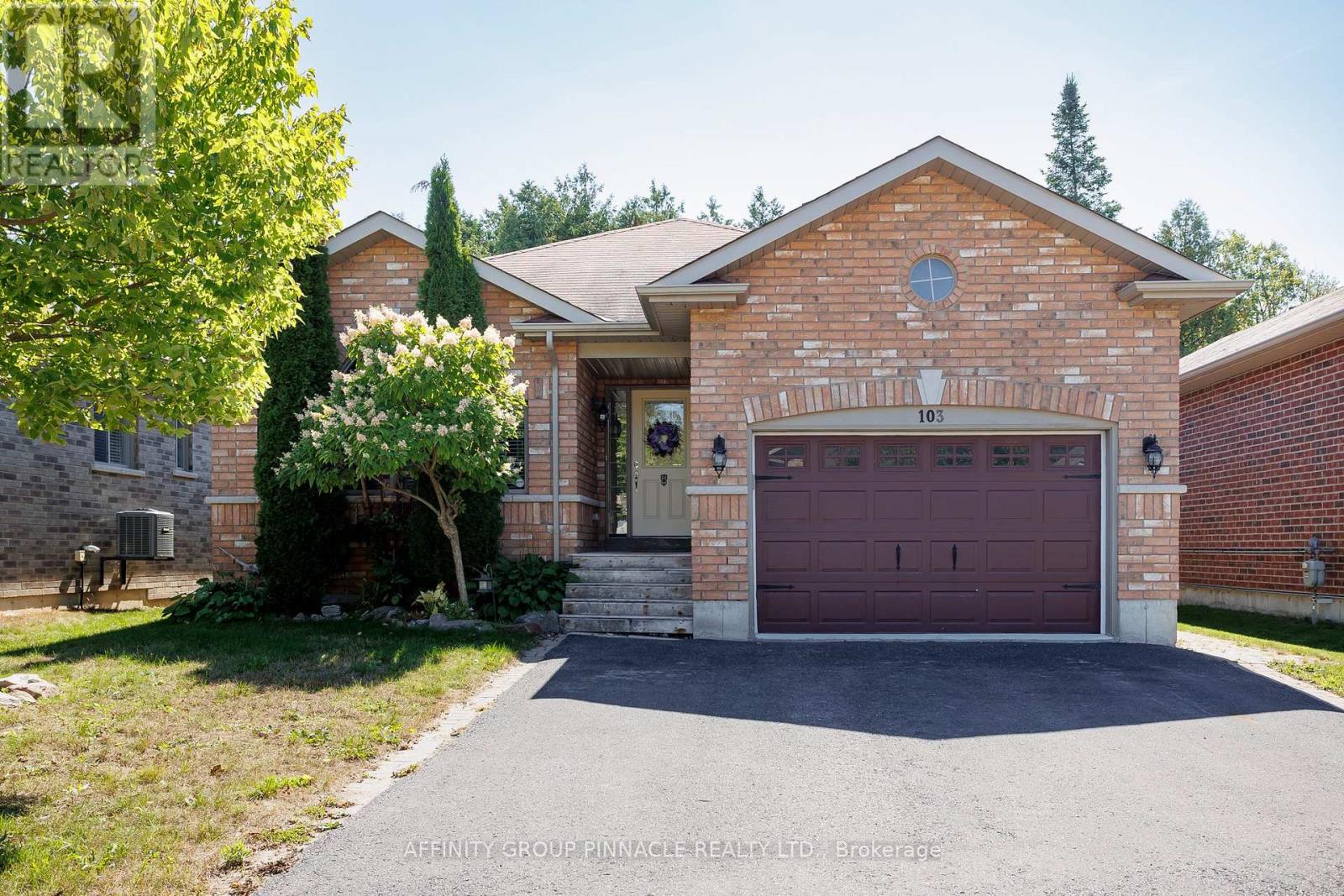 103 Cook Street, Kawartha Lakes (Lindsay), Ontario  K9V 0K8 - Photo 1 - X12388918