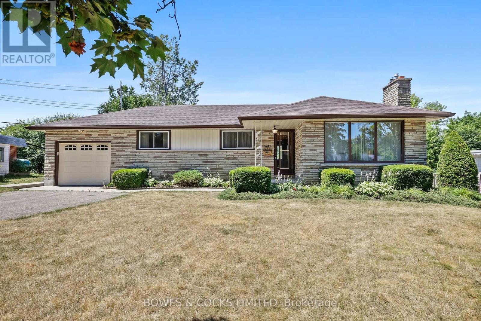 905 Glenholme Avenue, Peterborough (Northcrest Ward 5), Ontario  K9H 5M4 - Photo 1 - X12389461